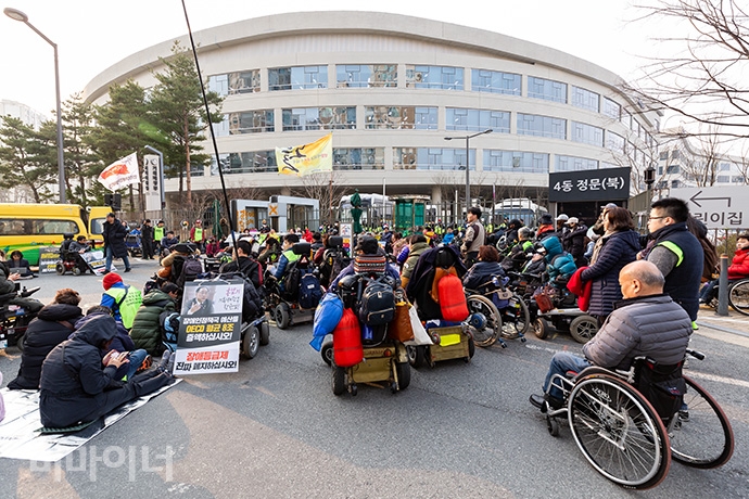 27일 오전, 420공투단 회원들이 정부세종청사 기획재정부 건물 출입구를 막고 '출근 저지 투쟁'을 하고 있다. 사진 박승원