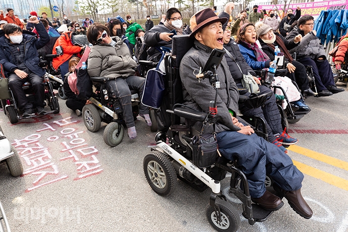 정부세종청사 기재부 앞에서 1박 2일 농성을 마친 후 420공투단 회원들이 마무리 집회를 하고 있다. 사진 박승원