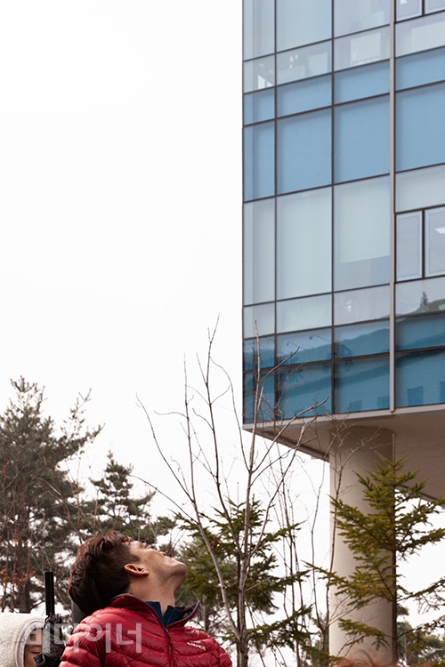 정부세종청사 기재부 앞에서 1박 2일 농성을 마친 후 420공투단 회원들이 마무리 집회를 하고 있다. 한 장애인이 높이 솟아있는 기재부를 한없이 올려다보고 있는 모습. 사진 박승원