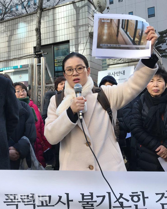 올해 1월 교남학교에서 장애학생에서 폭력을 가한 교사를 불기소한 검찰에 사과와 재발방지 요구를 하는 기자회견에서 발언하고 있는 김예원 변호사. 사진 최한별 기자