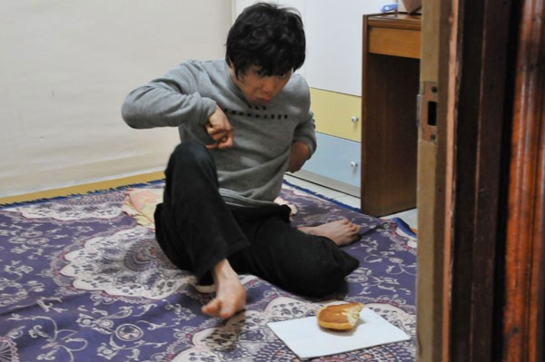 강원도 속초시 교동에 사는 박지호 씨. 활동지원사 없이 홀로 있던 그는 화재 현장에서 간신히 도망칠 수 있었다. 과거 영화 ‘나는 2급이다’에 출연했을 당시 스틸컷. (사진 제공: 나는 2급이다) 