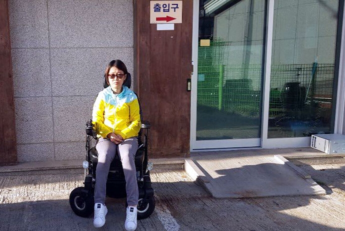 강원도 속초시 조양동에 사는 이미숙 씨. 옆 동네로 번지는 불길이 그의 집에서도 보였지만 당시 집에는 중증장애인 남편과 그, 단둘뿐이었다. (사진 제공 : 이미숙) 