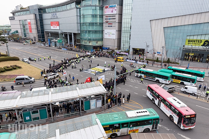 경기420공투단이 ‘장애인거주시설폐쇄법(조례)’ 제정을 촉구하며 수원역 광장 교차로를 막아서면서 교통이 통제됐다. 사진 박승원 경기420공투단이 ‘장애인거주시설폐쇄법(조례)’ 제정을 촉구하며 수원역 광장 교차로를 막아서면서 교통이 통제됐다. 사진 박승원