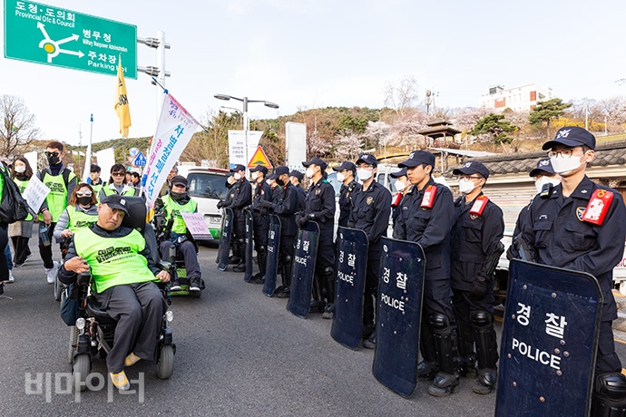 경기도청에서 경기420공투단 출범식 후 수원역으로 행진하는 사람들. 사진 박승원