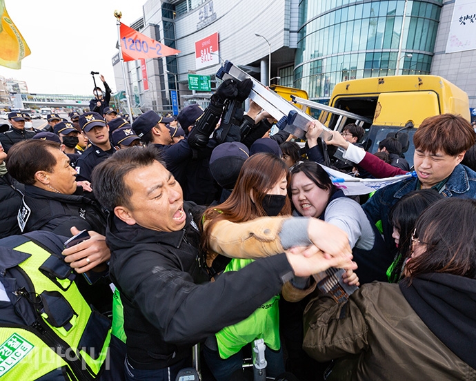 수원역 광장 교차로 앞에서 경기420공투단이 사다리를 꺼내 들자 경찰이 이를 빼앗으려고 하면서 물리적 충돌이 벌어졌다. 사진 박승원