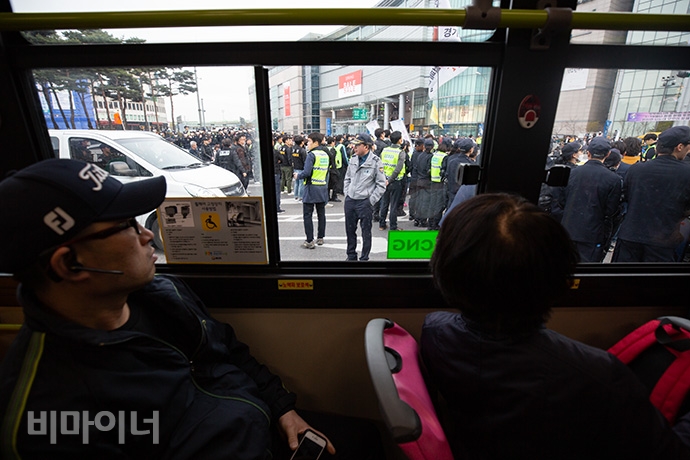 경기420공투단이 ‘장애인거주시설폐쇄법(조례)’ 제정을 촉구하며 수원역 광장 교차로를 막아서면서 교통이 통제됐다. 멈춘 버스 안에서 창문 너머 경기420공투단을 바라보는 시민들. 사진 박승원