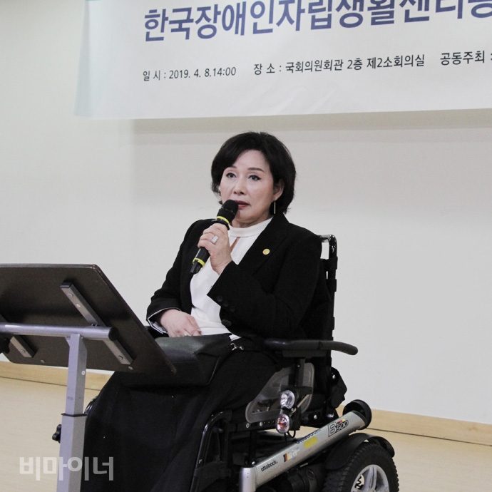 8일 국회의원회관 2층 소회의실에서 열린  ‘한국장애인자립생활센터총연맹’ 출범식에서 장진순 회장이 설립 목적을 말하고 있다. 사진 허현덕