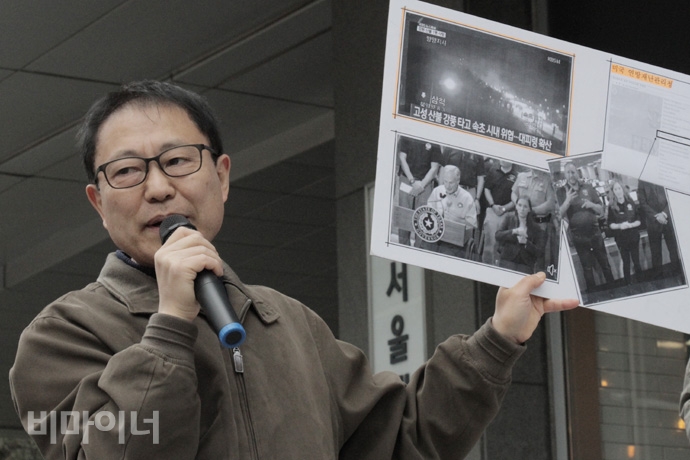 김철환 장애벽허물기 활동가가 우리나라와 미국의 재난방송의 차이점을 자료로 제시하고 있다. 미국은 재난방송 시 수어 콘텐츠를 별도로 제공하고 있다. 사진 허현덕 김철환 장애벽허물기 활동가가 우리나라와 미국의 재난방송의 차이점을 자료로 제시하고 있다. 미국은 재난방송 시 수어 콘텐츠를 별도로 제공하고 있다. 사진 허현덕