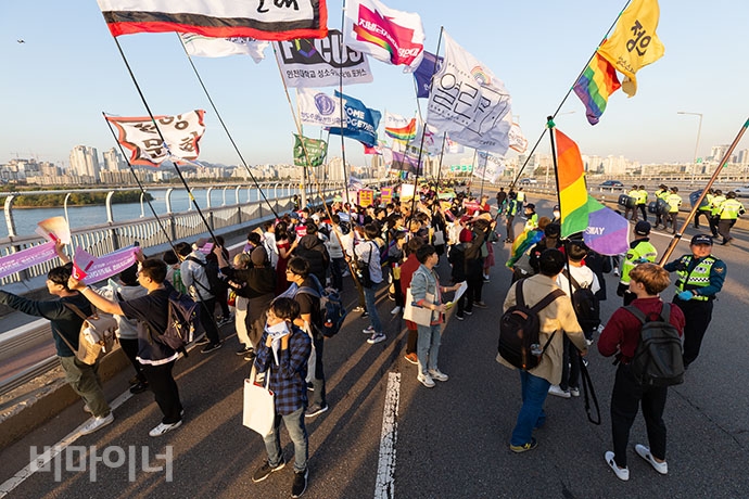 지난해 10월 20일, 차별금지법 제정을 촉구하며 광화문에서 국회까지 대규모 행진이 진행됐다. 이날 ‘평등행진’에 참여한 여러 사회단체, 정당, 대학 등의 깃발이 길 위에서 펄럭이고 있다. 사진 박승원