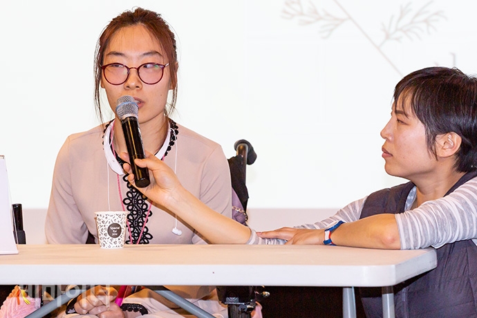 이봄 씨가 시설에서의 경험을 이야기하고 있다. 사진 박승원 이봄 씨가 시설에서의 경험을 이야기하고 있다. 사진 박승원