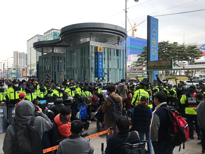 기자회견을 마친 경기420공투단이 경기도청으로 행진하려는 것을 경찰이 막아섰다. 대치는 약 2시간 가량 계속되었다. 사진 경기420공투단
