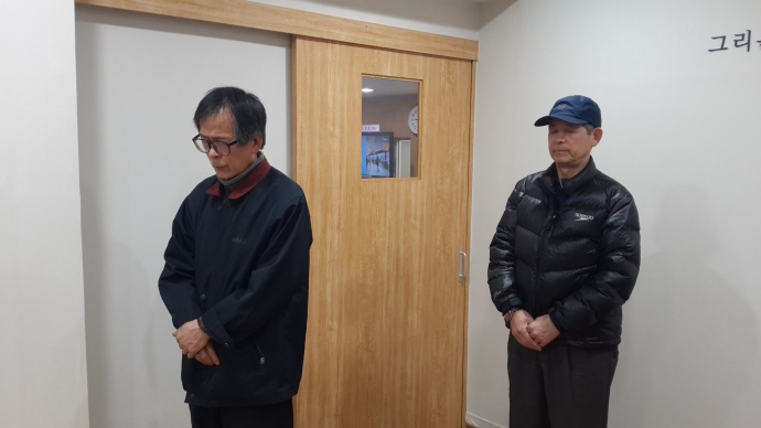 무연고자가 된 40년지기의 장례에 참석한 친구분들. 사진 나눔과나눔 무연고자가 된 40년지기의 장례에 참석한 친구분들. 사진 나눔과나눔