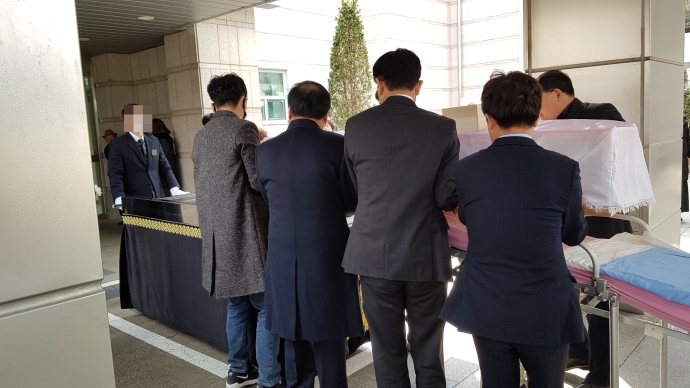 새터민 무연고 사망자의 장례에서 운구를 하고 있는 지인들. 사진 나눔과나눔 새터민 무연고 사망자의 장례에서 운구를 하고 있는 지인들. 사진 나눔과나눔