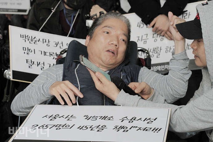 향유의집에서 탈시설한 이건창 씨가 기자회견에서 AAC를 이용해 발언하고 있다. 사진 최한별