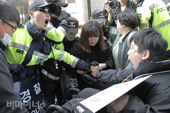 서울장차연 회원들이 농성 물품을 시청 후문으로 가져오려고 하자 경찰이 이를 막아서며 실랑이가 벌어졌다. 사진 최한별