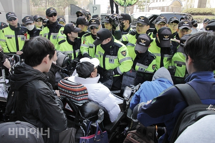 경찰과 대치중인 서울장차연 회원들. 사진 최한별