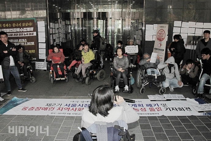 서울시 장애인복지정책과장과 면담을 마치고 나온 문애린 서울장차연 공동대표의 이야기를 회원들이 심각한 표정으로 듣고 있다. 사진 최한별