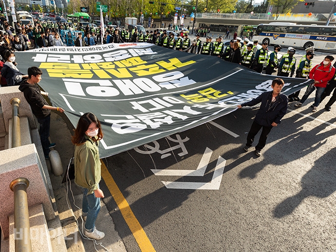 서울장차연 측은 결의대회를 마치고 서울시청에서 광화문광장까지 행진했다. 사진 박승원