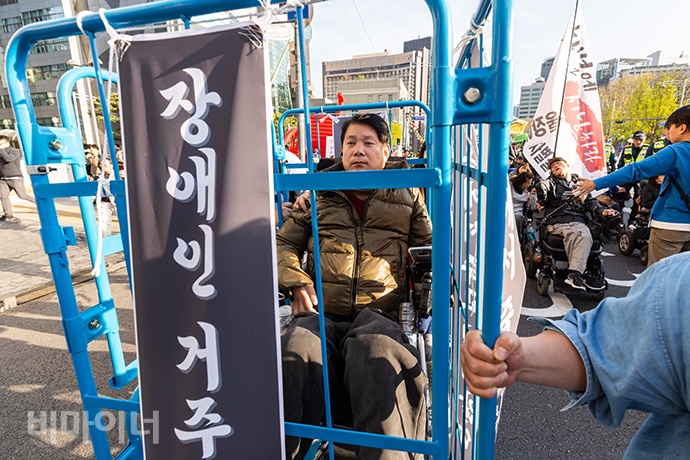 서울장차연 측은 결의대회를 마치고 서울시청에서 광화문광장까지 행진했다. 사진 박승원