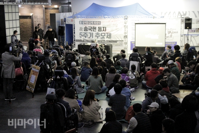 광화문 해치마당에서 송국현 5주기 추모제가 진행되고 있는 모습. 사진 최한별