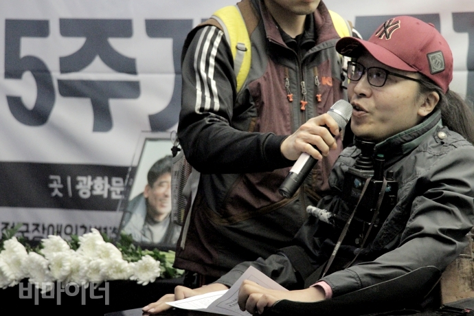 김준우 송파솔루션센터 소장이 추모제에서 송국현 씨와의 추억을 회상하고 있다. 사진 최한별
