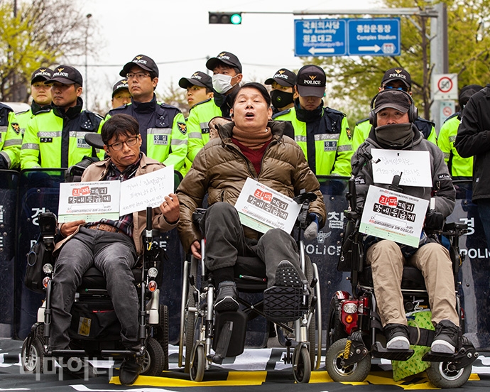 최용기 서울장애인차별철폐연대 공동대표(가운데)가 발언하고 있는 모습. 사진 박승원