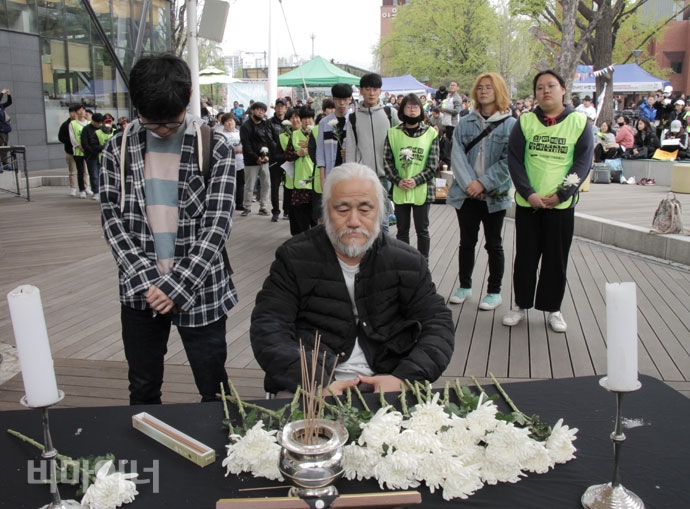 20일, 대학로 마로니에공원에서 열린 ‘발달장애인 권리보장 촉구대회’에서 장애인권활동가들이 가족에 의해 죽임을 당한 발달장애인 피해자를 추모하고 있다. 사진 허현덕  