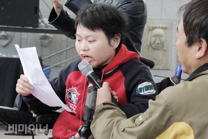 이혜미 노들장애인야학 학생이 탈시설 소감을 밝히고 있다. 사진 허현덕