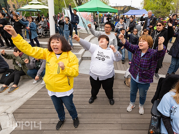 420장애인차별철폐공동투쟁단은 20일 대학로 마로니에 공원에 모여 “문재인 정부의 장애인 복지정책은 죽었다”라고 외치며 투쟁결의대회를 열었다. 사진 박승원 420장애인차별철폐공동투쟁단은 20일 대학로 마로니에 공원에 모여 “문재인 정부의 장애인 복지정책은 죽었다”라고 외치며 투쟁결의대회를 열었다. 사진 박승원