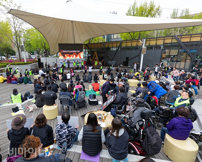420장애인차별철폐공동투쟁단은 20일 대학로 마로니에 공원에 모여 “문재인 정부의 장애인 복지정책은 죽었다”라고 외치며 투쟁결의대회를 열었다. 다양한 연대 단체가 “420장애인차별철폐의 날은 사회적 소수자 평등을 위한 밑거름”이라며 이 자리를 함께했다. 사진 박승원