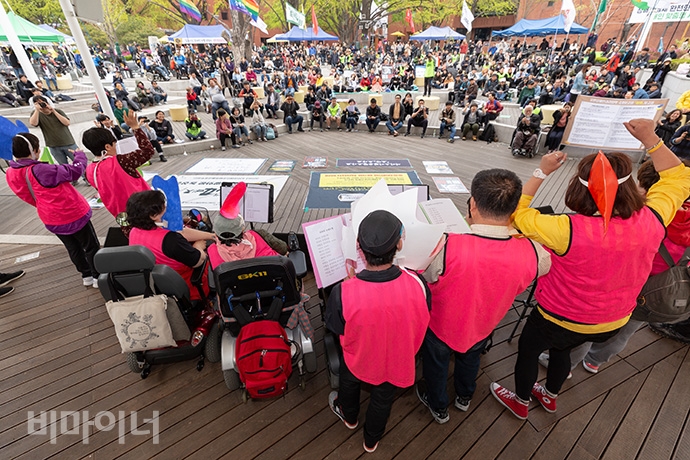 투쟁결의대회를 마치고 노들음악대와 자립음악가 야마가타 트윅스터가 공연을 했다. 사진 박승원