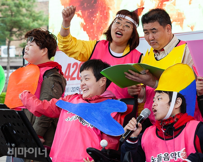 투쟁결의대회를 마치고 노들음악대와 자립음악가 야마가타 트윅스터가 공연을 했다. 사진 박승원