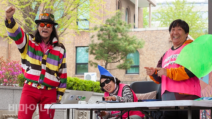 투쟁결의대회를 마치고 노들음악대와 자립음악가 야마가타 트윅스터가 공연을 했다. 사진 박승원