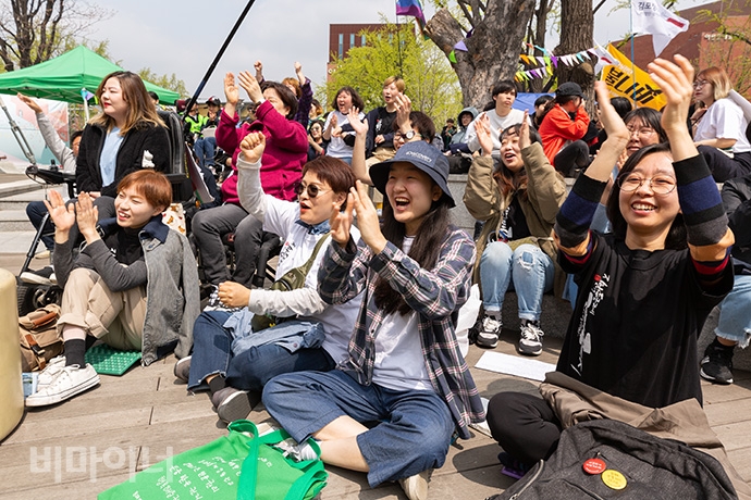 투쟁결의대회를 마치고 노들음악대와 자립음악가 야마가타 트윅스터가 공연을 했다. 사람들이 공연을 보며 환호하고 있는 모습. 사진 박승원