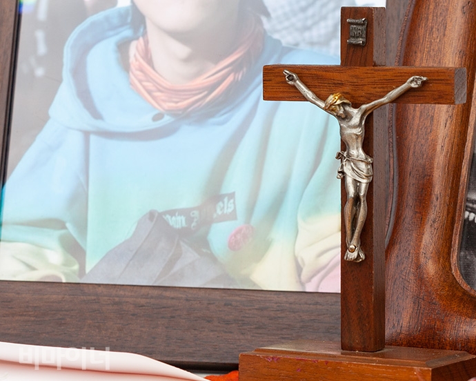 27일 오후 1시 마로니에 공원에서 故 육우당 16주기 추모연대문화제가 행동하는성소수자인권연대와 3대적폐폐지공동행동 주최로 열렸다. 젠더퀴어이자 장애인인 한 고인의 영정사진이 십자가 뒤로 놓여있다. 사진 박승원