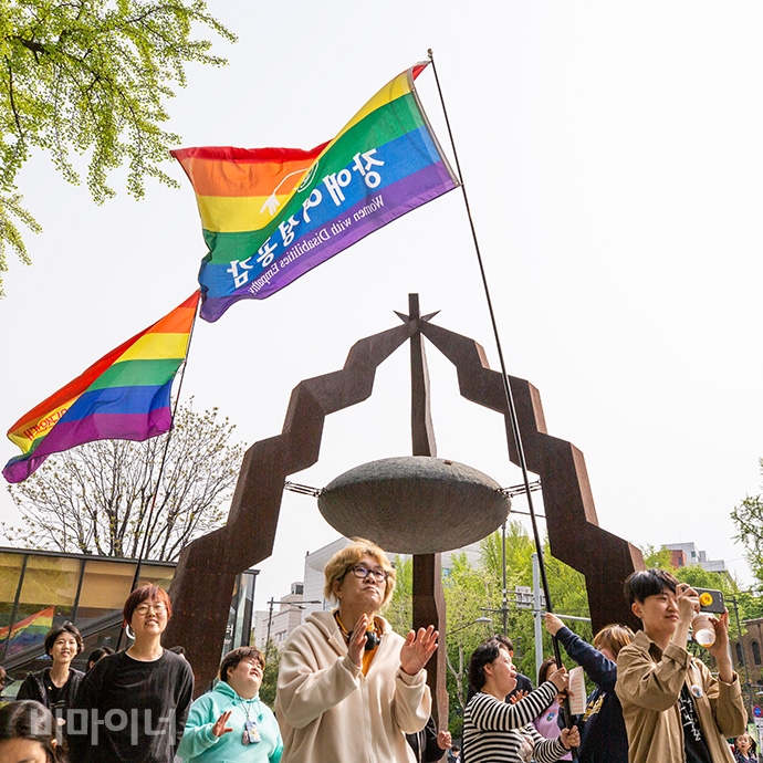 27일 오후 1시 마로니에 공원에서 故 육우당 16주기 추모연대문화제가 행동하는성소수자인권연대와 3대적폐폐지공동행동 주최로 열렸다. 사진 박승원 27일 오후 1시 마로니에 공원에서 故 육우당 16주기 추모연대문화제가 행동하는성소수자인권연대와 3대적폐폐지공동행동 주최로 열렸다. 사진 박승원