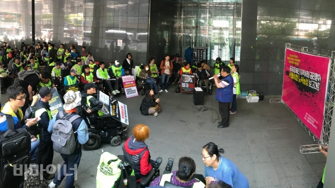 1일 오후 12시, 서울시청후문에서 '중증장애인 지역사회 권리쟁취 서울시청 노숙농성 보고대회'가 진행되고 있는 모습. 사진 최한별