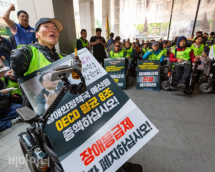 420장애인차별철폐공동투쟁단이 노동절인 5월 1일 ‘중증장애인 노동권 쟁취 결의대회 및 홍남기 기획재정부 장관 찾아가기 행진’을 서울특별시청 후문에서 개최했다. 사진 박승원