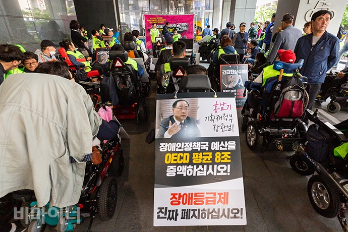 420장애인차별철폐공동투쟁단이 노동절인 5월 1일 ‘중증장애인 노동권 쟁취 결의대회 및 홍남기 기획재정부 장관 찾아가기 행진’을 서울특별시청 후문에서 개최했다. 사진 박승원