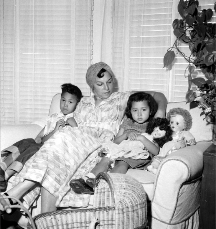 한국 고아를 입양한 미국 가정 방문 사진. (출처: 국가기록원, 생산기관: 공보처 홍보국 사진담당관 생산년도: 1959년 관리번호:CET0062240) 한국 고아를 입양한 미국 가정 방문 사진. (출처: 국가기록원, 생산기관: 공보처 홍보국 사진담당관 생산년도: 1959년 관리번호:CET0062240)