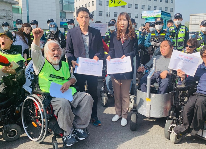지난 5월 1일 전국장애인차별철폐연대 회원들이 기자회견을 열고 교육청의 장애인 의무고용을 촉구하고, 조희연 서울시교육감의 면담을 요청했다. 사진 전국장애인차별철폐연대