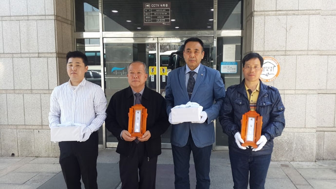 먼 길을 마다하고 무연고 사망자 장례에 참석한 자원봉사자들과 의전업체 대표. 사진 나눔과나눔