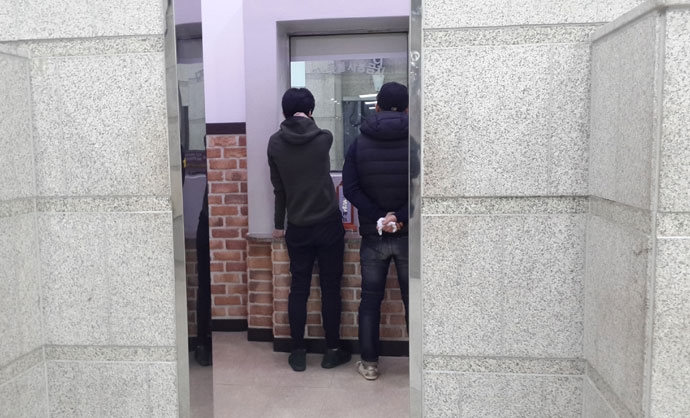 아버지를 떠나보내고 오열하는 아들. 사진 나눔과나눔