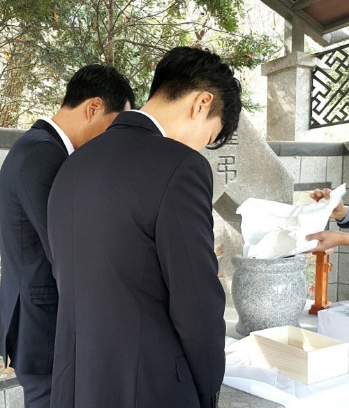 30년 만에 만난 삼촌의 무연고 장례에서 산골과정을 함께하고 있는 조카들. 사진 나눔과나눔