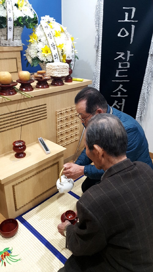 삼촌의 무연고 장례에 참석한 조카들. 사진 나눔과나눔