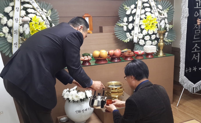 서울시 저소득시민 장례에 참석한 서울시 관계자가 고인의 영전에 술을 올리고 있는 모습. 사진 나눔과나눔