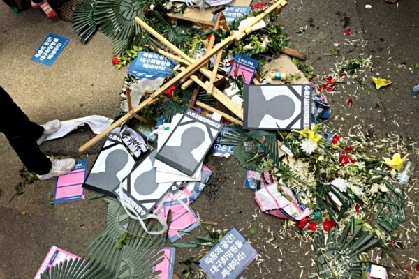 2017년 4월 21일, 더불어민주당 당사 앞 바닥에 나뒹구는 ‘근조 화환’. 전국장애인차별철폐연대는 대구시립희망원에서 사망한 309명을 추모하는 의미를 담은 ‘근조 화환’을 더불어민주당 등 5개 정당에 전달할 예정이었다. ©전국장애인차별철폐연대 