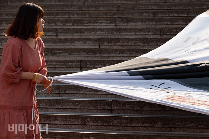 장애계가 장애등급제 ‘진짜’ 폐지를 위한 예산 확대를 요구하며 홍남기 기획재정부 장관을 ‘긴급 현상수배’하는 대형 현수막을 15일 세종문화회관 중앙 계단과 광화문 해치마당에 내걸었다. 사진 박승원