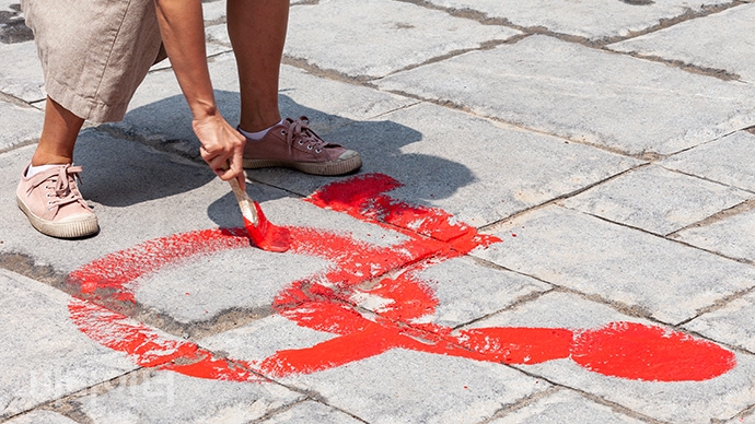 장애계가 “올해 4월 서울 종로구청이 도로 공사한 대명길이 울퉁불퉁해 교통약자가 다니기 힘들다”라며 16일 오후 1시 대명길 일대에 교통약자의 어려움을 알리는 페인트칠 투쟁을 벌였다. 한 활동가가 돌로 포장된 길 위로 장애인 마크를 그리고 있는 모습. 사진 박승원