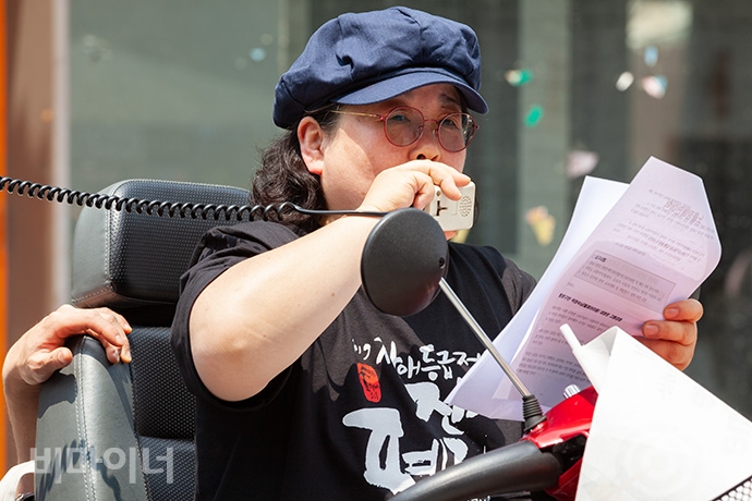 지체장애인 박정숙 씨가 대명길에서 겪은 고충과 종로구청에 요구하는 내용을 발언하고 있다. 사진 박승원